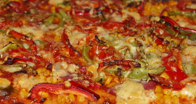 Pysza włoska pizza z mnóstwem fantastycznych dodatków